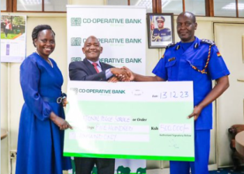 Co-operative Bank donates Ksh500,000 to families of departed police officers