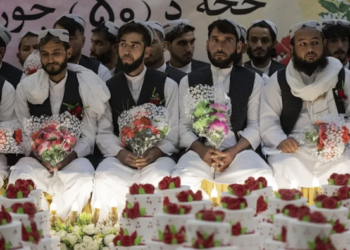 Afghan couples marry in mass ceremony in bid to cut costs